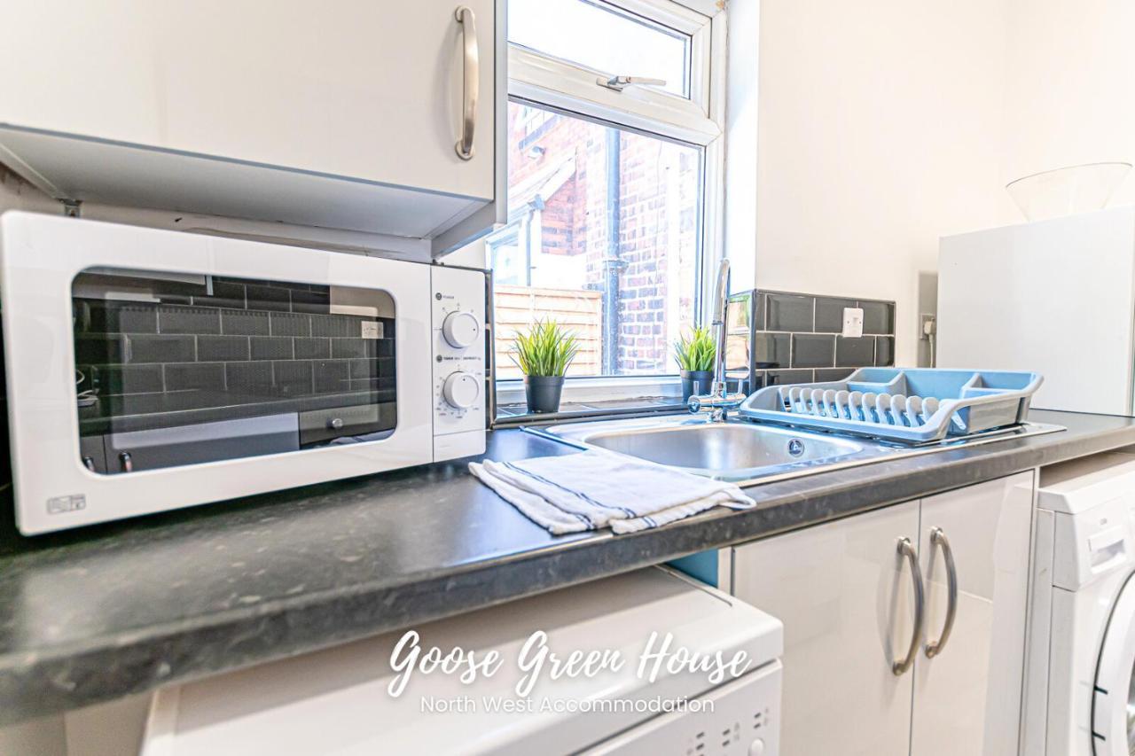Modern 3Br House In Ince Ideal For Contractors & Long Stays 威根 外观 照片