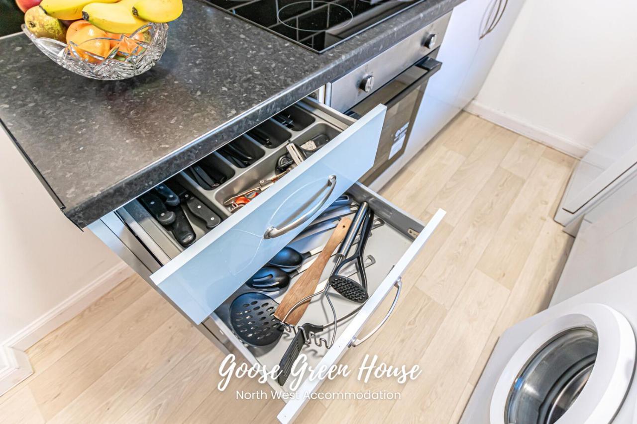 Modern 3Br House In Ince Ideal For Contractors & Long Stays 威根 外观 照片