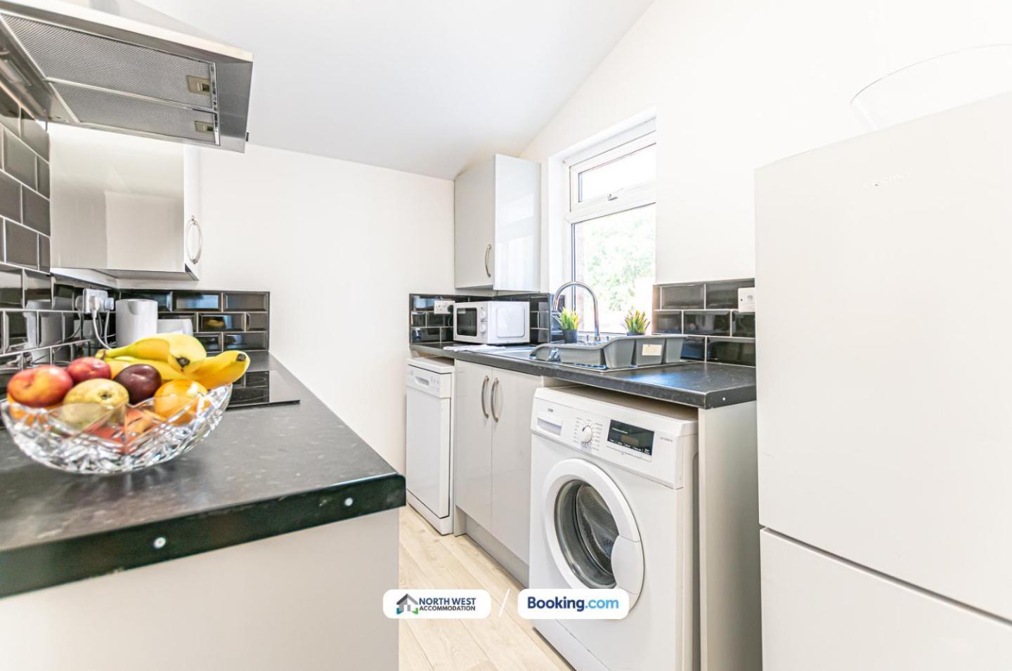 Modern 3Br House In Ince Ideal For Contractors & Long Stays 威根 外观 照片